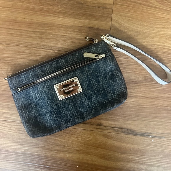Michael Kors Wristlet - Picture 1 of 9